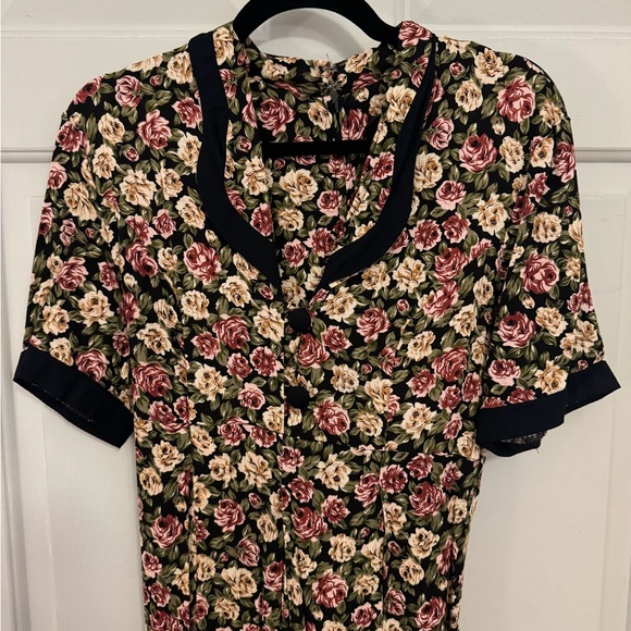 Short Sleeve Floral Jumpsuit Size 10 - Picture 15 of 16